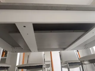 Mesa comedor extensible gris y blanca con 8 sillas