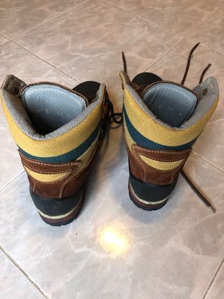 Scarponcini marroni e gialli da trekking