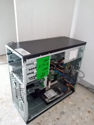 Torre HP Negra y Verde