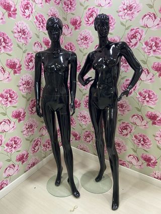 Maniquí de mujer negro brillante