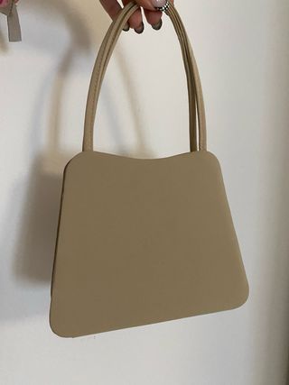 Bolso clásico beige con flores bordadas