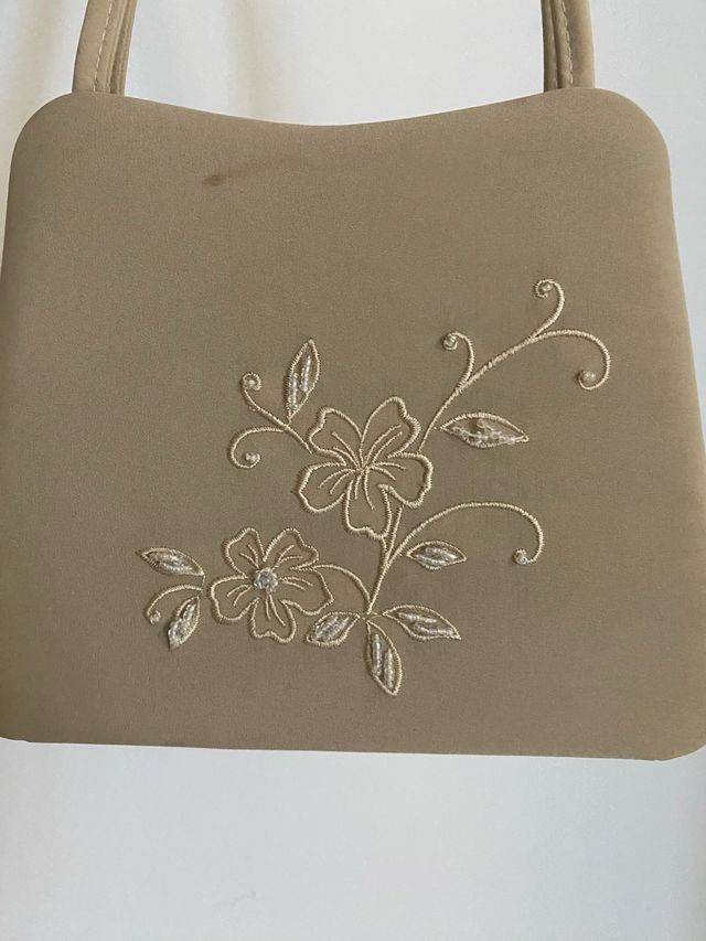 Bolso clásico beige con flores bordadas