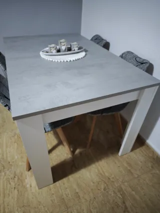 Mesa comedor extensible gris y blanca