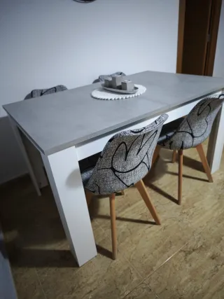 Mesa comedor extensible gris y blanca