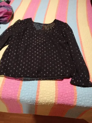 Blusa negra con mangas transparentes