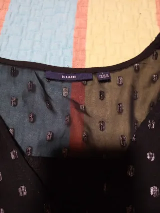 Blusa negra con mangas transparentes