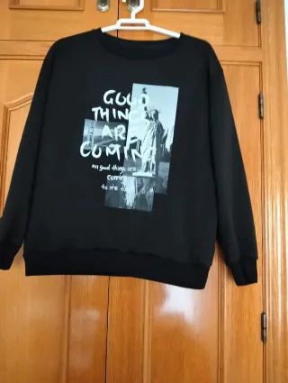 Sudadera negra con estampado Good Things
