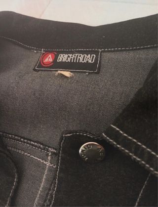 Chaqueta vaquera negra con costuras blancas 