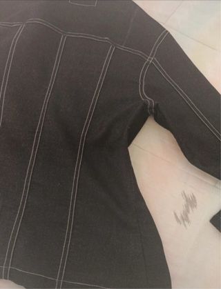 Chaqueta vaquera negra con costuras blancas 