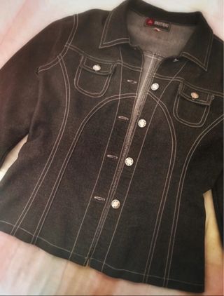 Chaqueta vaquera negra con costuras blancas 