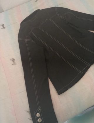 Chaqueta vaquera negra con costuras blancas 