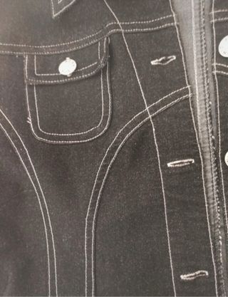 Chaqueta vaquera negra con costuras blancas 