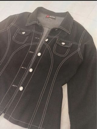 Chaqueta vaquera negra con costuras blancas 