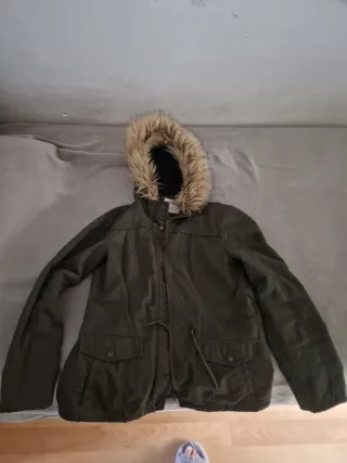 Chaqueta Only verde oliva con capucha