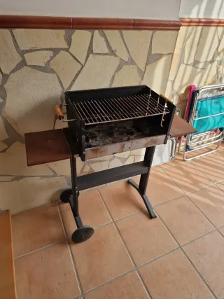Barbacoa de carbón con ruedas