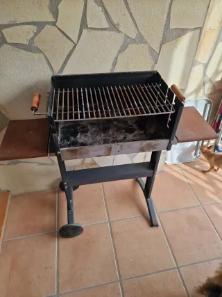 Barbacoa de carbón con ruedas