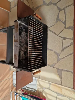 Barbacoa de carbón con ruedas