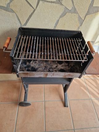 Barbacoa de carbón con ruedas