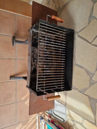 Barbacoa de carbón con ruedas