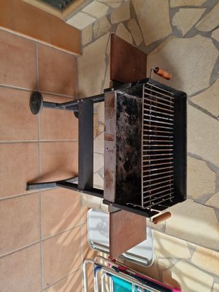 Barbacoa de carbón con ruedas