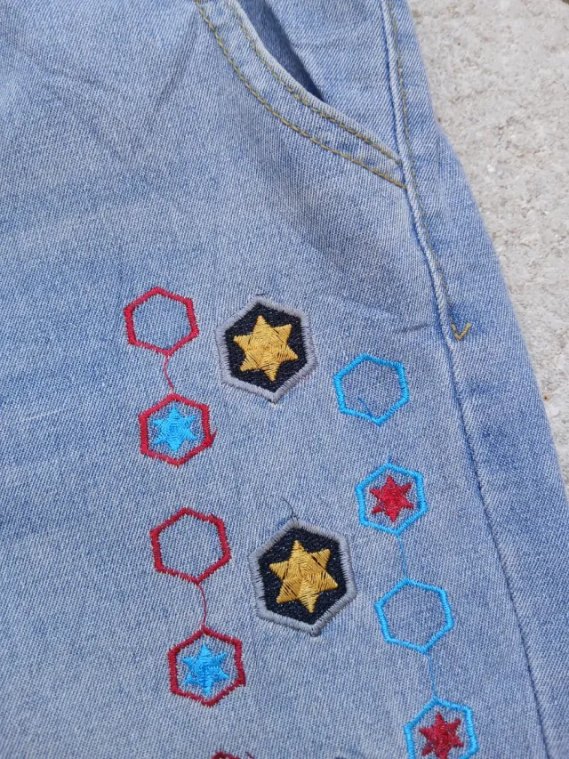 Pantalón vaquero infantil con bordados