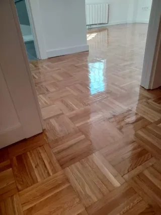 Acuchillado y barnizado de suelos de madera