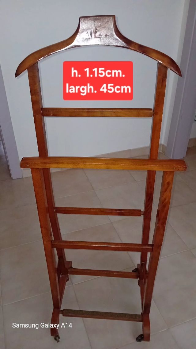 Appendiabiti in legno con ruote