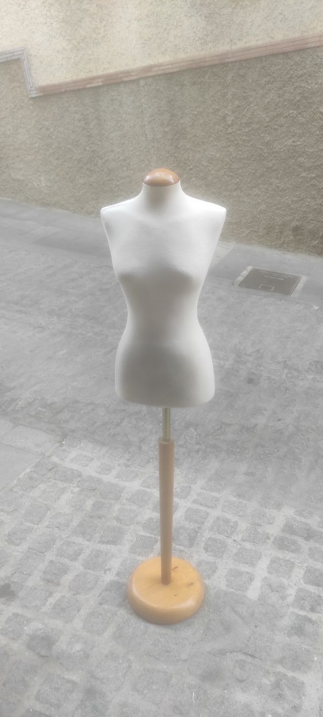 Maniquí de costura blanco con base de madera