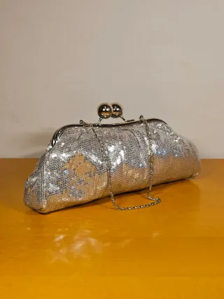 Pochette argentata con chiusura a sfere