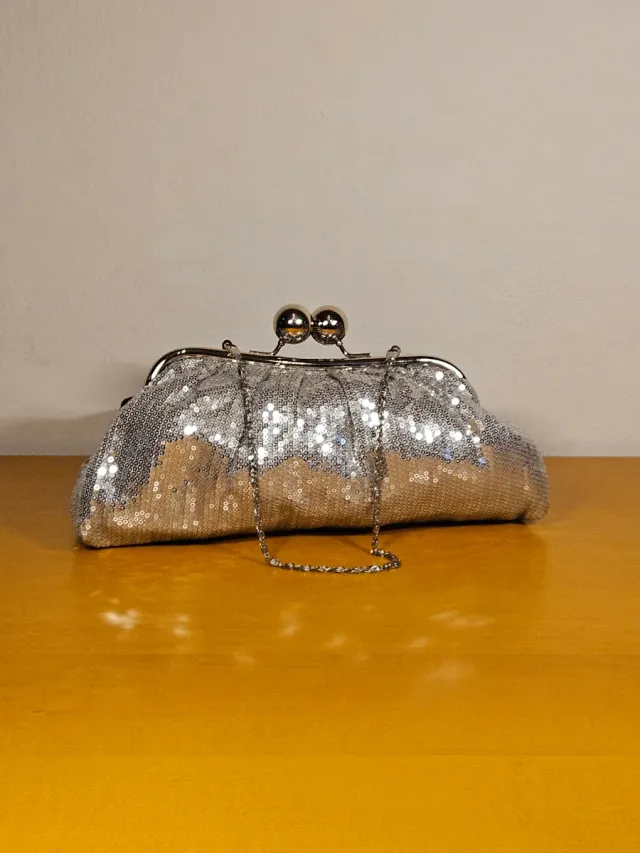 Pochette argentata con chiusura a sfere