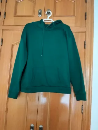 Sudadera verde con capucha