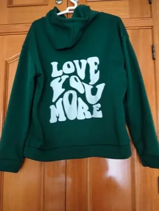 Sudadera verde con capucha
