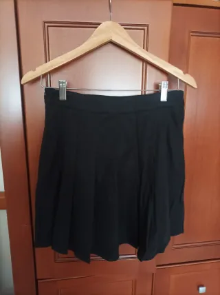 Falda corta plisada negra