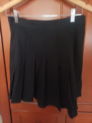 Falda corta plisada negra