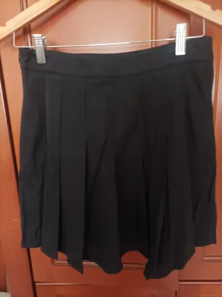 Falda corta plisada negra