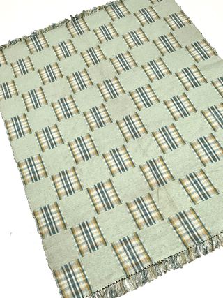 Alfombra verde con cuadros