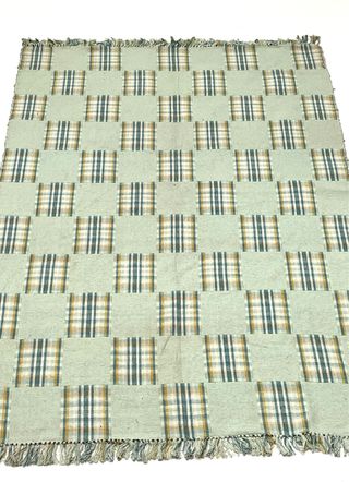 Alfombra verde con cuadros