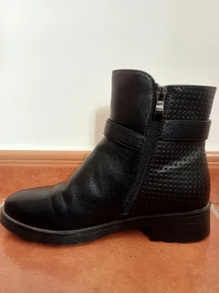 Botín negro con hebilla y cremallera