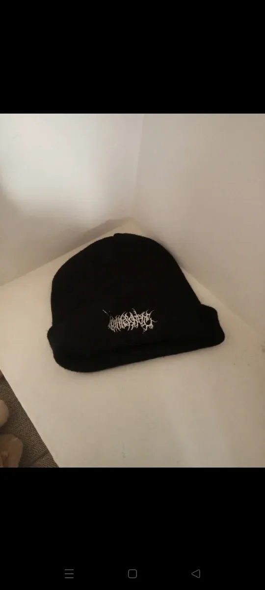 Gorro negro con bordado