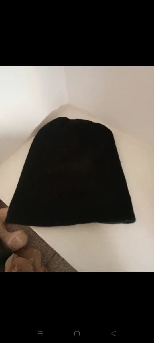Gorro negro con bordado