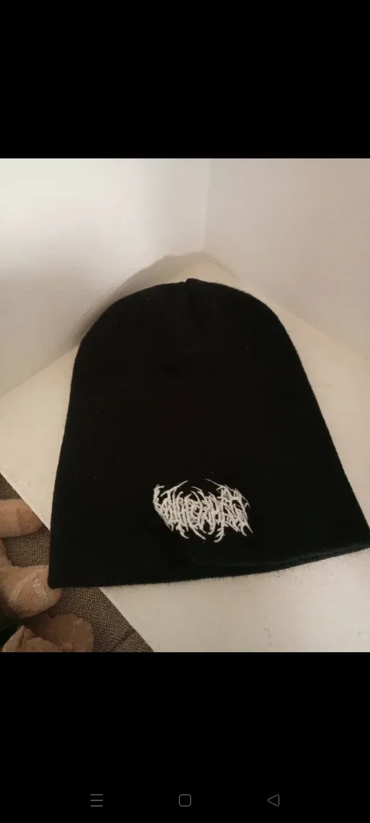 Gorro negro con bordado