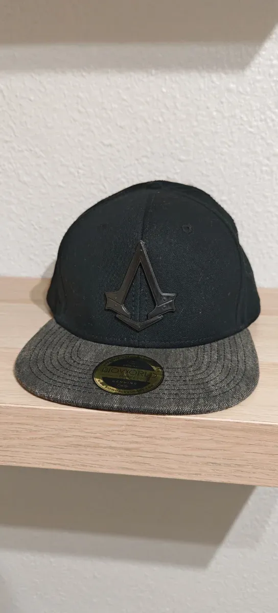 Gorra Assassin's Creed Negra y Gris