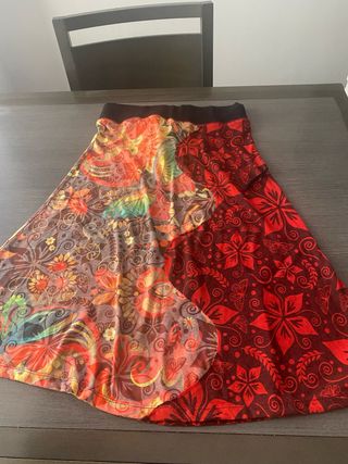 Falda con vuelo floral multicolor