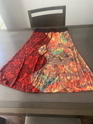 Falda con vuelo floral multicolor