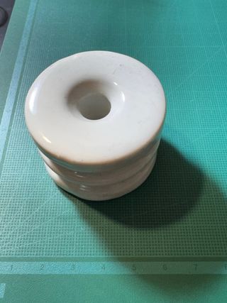 Aislador cerámico blanco