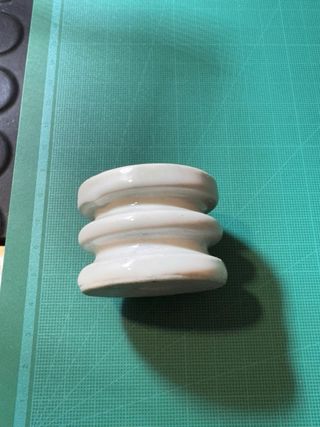 Aislador cerámico blanco