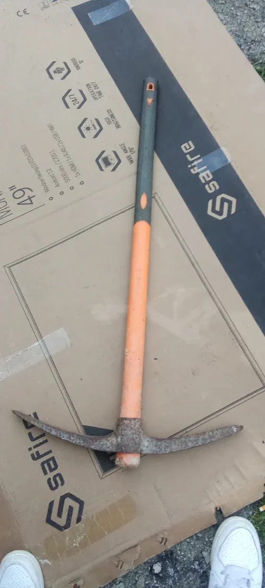 Pico de obra con mango naranja