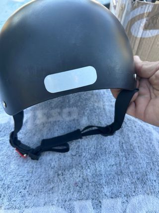 Casco Negro con Tiras Ajustables