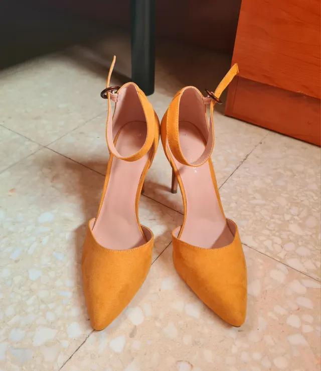 Zapatos de tacón New Look color mostaza