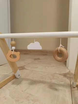 Gimnasio de madera para bebé